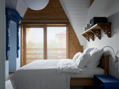 ЛДСП Lamarty в проекте «Дачный ответ» на НТВ. Мастер-спальня в синем кобальте